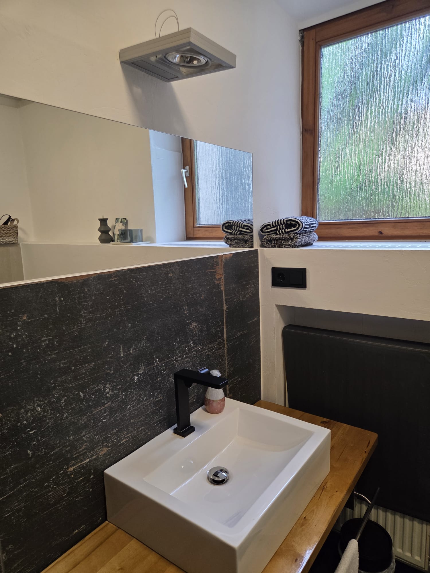 Künstlerwohnung in Langenargen am Bodensee, Bad mit Aufsatzwaschbecken auf Altholzplatte