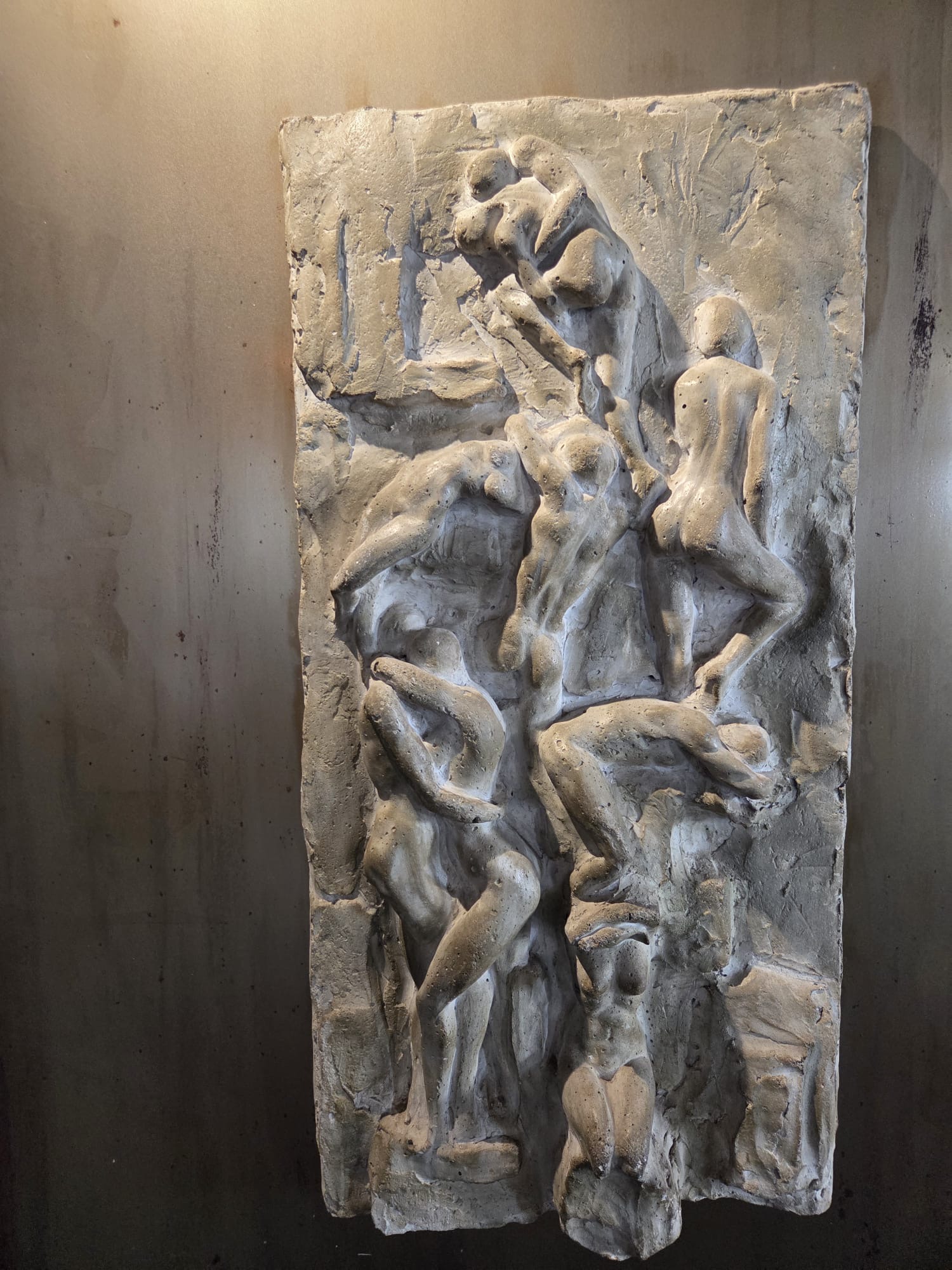 Reliefskulptur mit Figurengruppe, Wandarbeit — Kunstwerke bei Sail and Soul in Langenargen am Bodensee