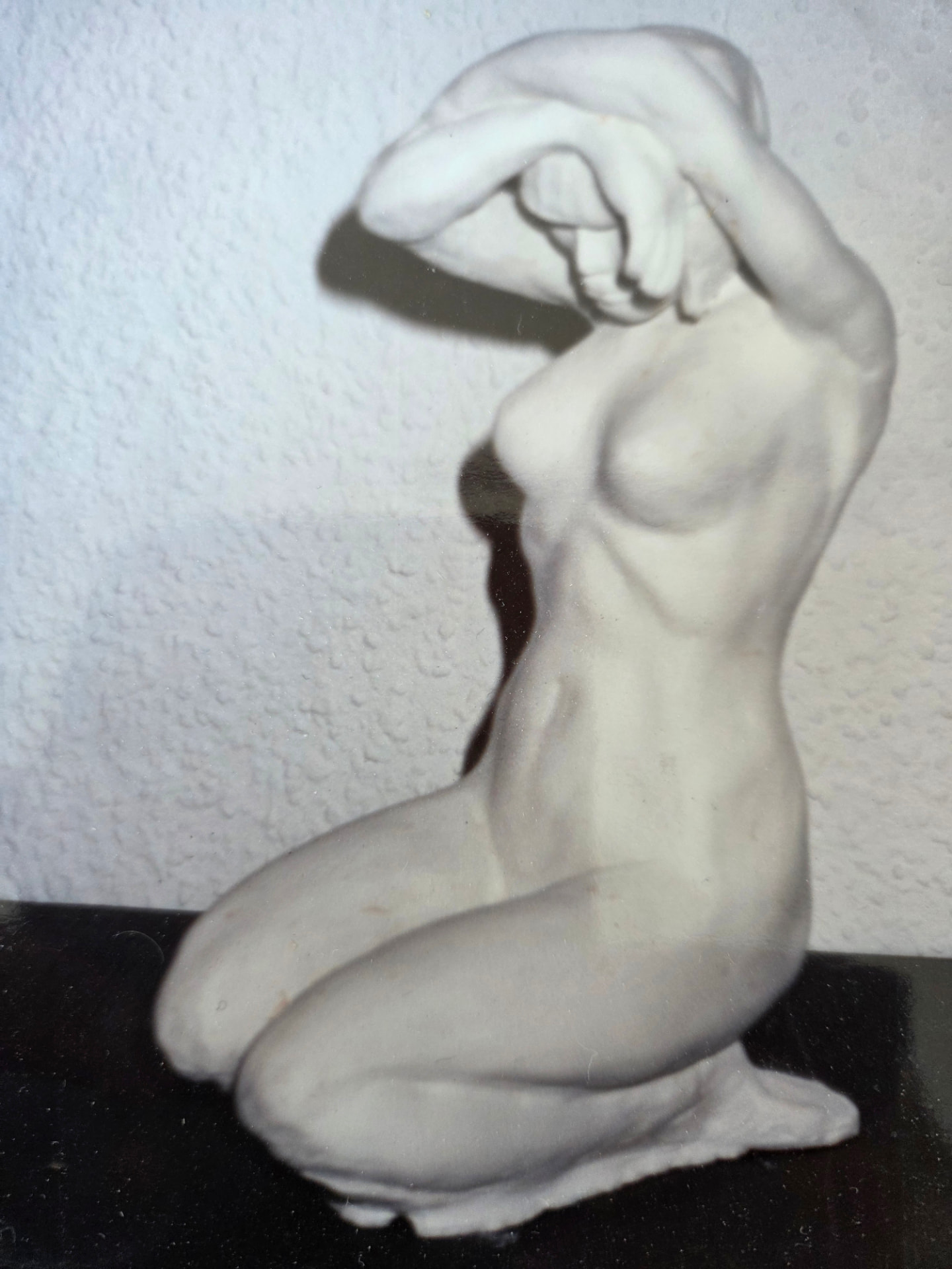 Skulptur von Michael Ganal, weiblicher Akt als kniende Figur in hellem Stein, Atelier in Langenargen am Bodensee